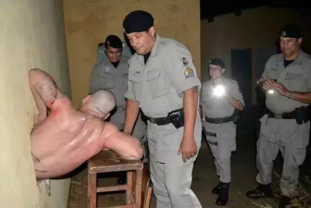 Acı çığlığa koşan gardiyanlar, manzarayı görünce gülme krizine girdi