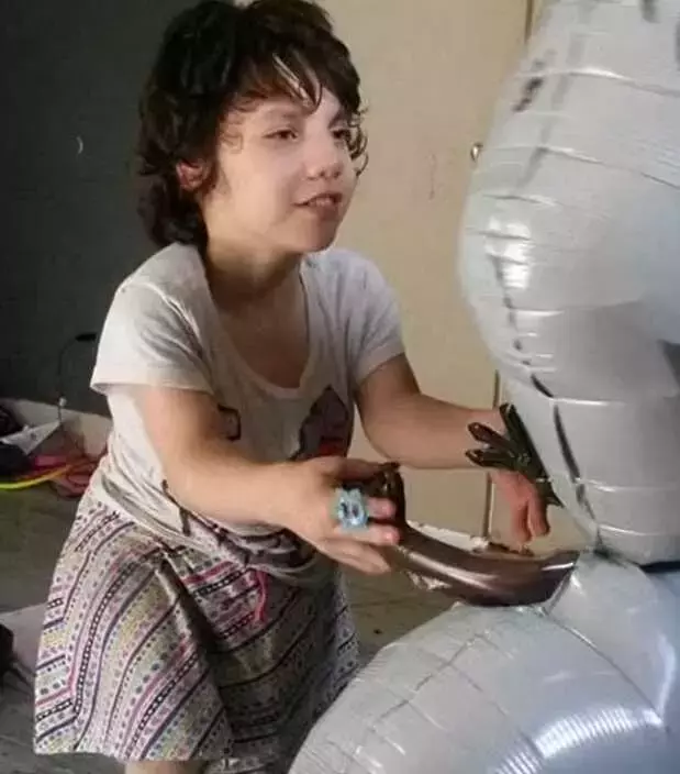 Evlat edindikleri çocuk 22 yaşında cüce çıktı! Yatak odalarına bıçakla dalmış