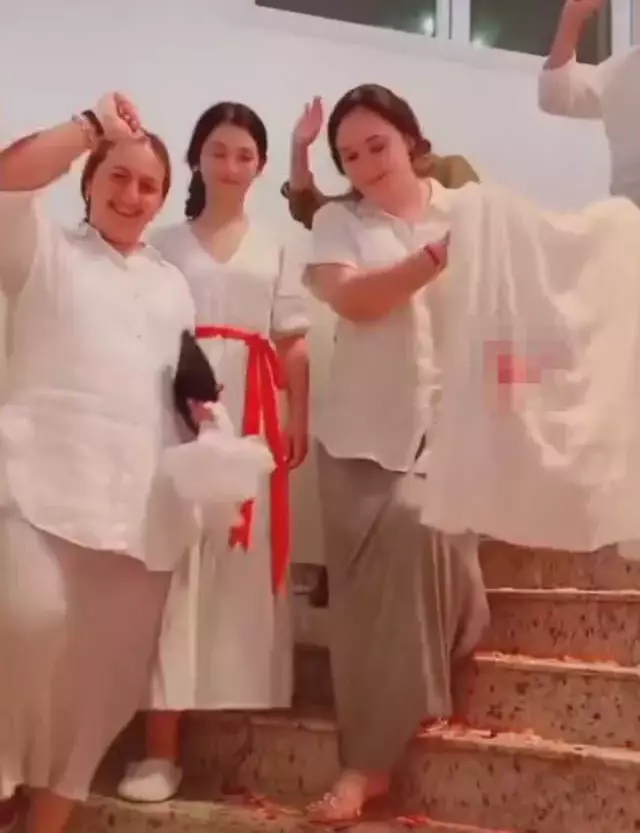 Geleneğiniz batsın! Gerdekten sonra gelini yanlarına alıp bir rezilliğe imza attılar